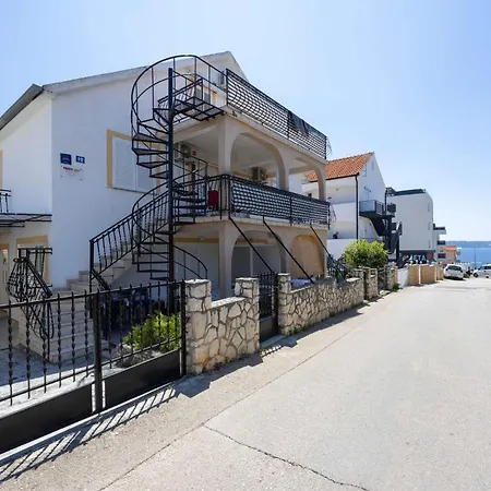 Two-bedroom In Okrug Gornji Apartamento