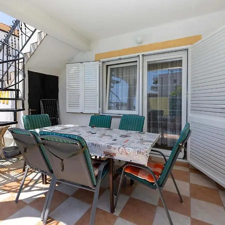 Two-bedroom In Okrug Gornji *