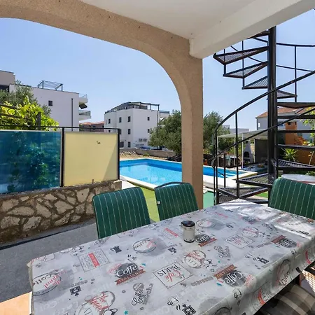 Two-bedroom In Okrug Gornji