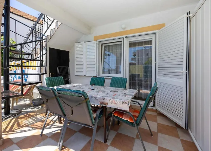 Two-bedroom In Okrug Gornji *