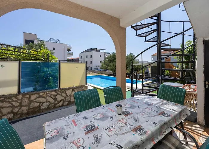 Two-bedroom In Okrug Gornji